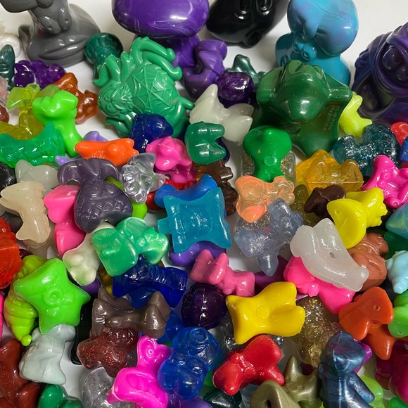 Lot of over 200 Gogos Crazy Bones with 7 larger Gogos - Picture 1 of 3
